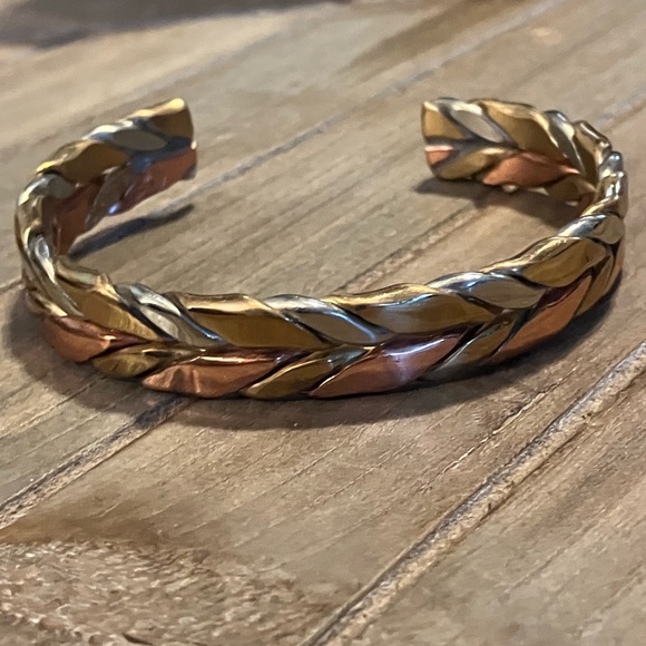 🌸Sergio Lub Cuff Bracelet - Picture 2 of 6